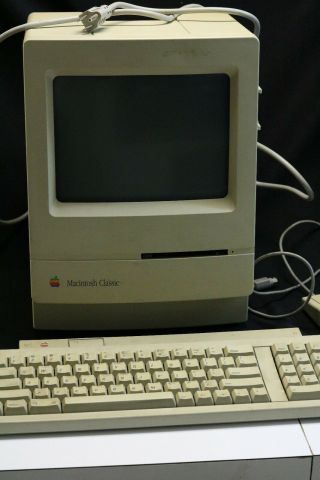 Apple Macintosh Classic Model M1420,  Vintage 1991 Computer.  Turns On