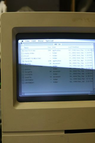 Apple Macintosh Classic Model M1420,  Vintage 1991 Computer.  TURNS ON 2
