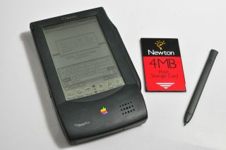 Apple Newton Messagepad H1000 (1993),  Powers On