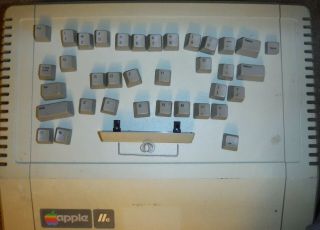 Vintage Apple Iie Computer Model A2s2064 With Mouse Interface - Missing Keys