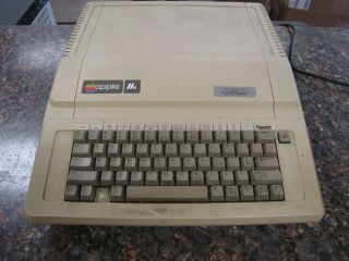 Vintage Apple Iie Computer A2s2064 - Powers On