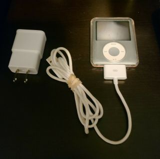 Vintage Silver Apple Ipod Nano 2nd Generation - 4gb - Charger And Case Bundle