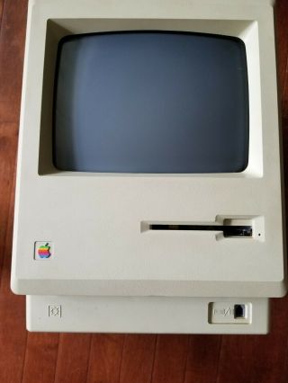 Apple Macintosh Classic 512k Model M0001w - Powers On