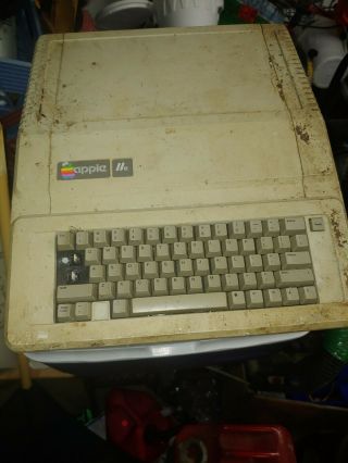 Vintage 1986 Apple 2e Computer