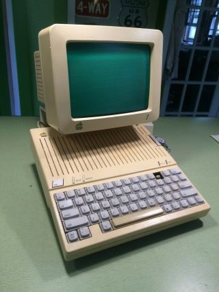 Apple Iic Computer  With Monitor With Stand