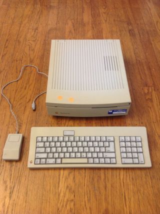 Vintage Apple Macintosh Iisi M0360.  Made In Usa.  Powers On.  Mouse,  Kb