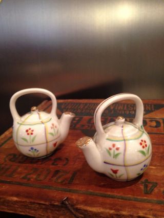 Vintage Salt And Pepper Shakers Mini Teapots.  Gold Detail Occupied Japan.  Corks.