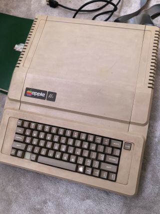 Vintage Old Style Apple Iie Computer,  A2s2064,  Powers On W/extras