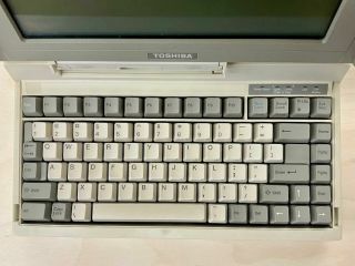 AWESOME RARE VINTAGE RETRO 1985 TOSHIBA T1100 PLUS 35 YEAR OLD LAPTOP COMPUTER 3