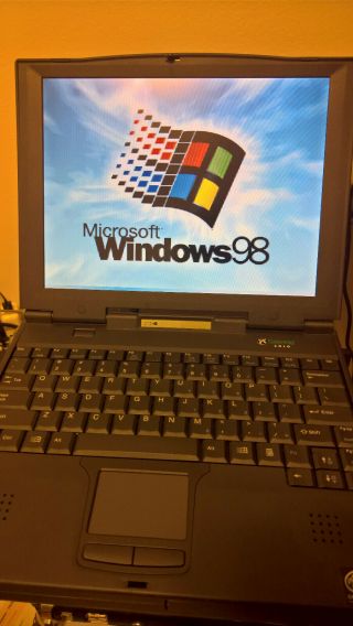 Vintage Gateway Solo 2500 13.  3 " Laptop - 333mhz 4gb 160mb Windows 98se Read Desc