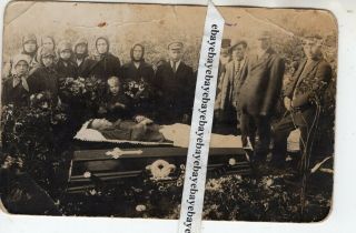 1920 - S Man Post Mortem Open Coffin With Cross Flowers People Vintage Photograph