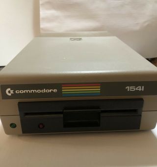 Commodore 64 Vic - 1541 Single Drive Floppy Disk Computer Turns On -.
