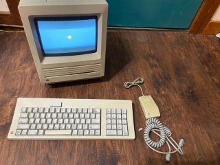 Macintosh Se M5011 Hard Drive Died.  Comes With Items Shown.