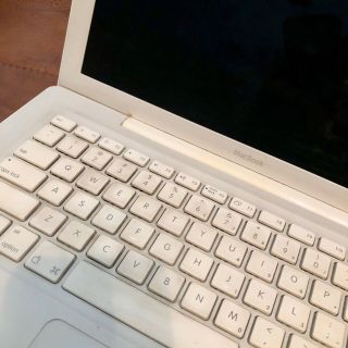 2006 White Apple A1181 MacBook 13.  3 Laptop No Hard Drive Parts / Case / Keyboard 2