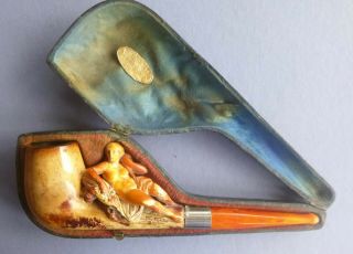 A LARGE RECLINING NUDE LADY MEERSCHAUM PIPE WITH CASE & ' AMBER ' STEM 1900. 2