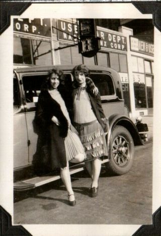 Vintage Photo,  Sexy Flapper Girls & Old Car,  Ready To Paint The Town Red Pb28