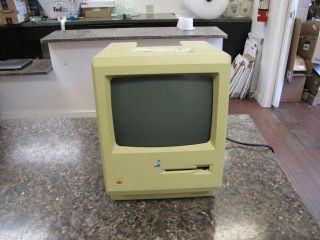 Vintage Apple Macintosh 512k Model M0001w - Powers Only
