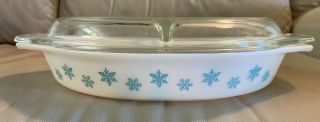 Vintage Pyrex White Blue Snowflake Divided 1 1/2 Quart Dish W/ Lid Perfect Cond