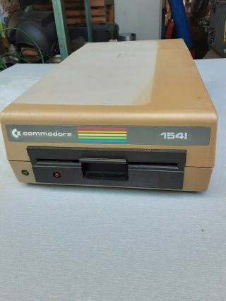 Commodore Model 1541 5.  25 " Floppy Disk Drive.  - Powers On.