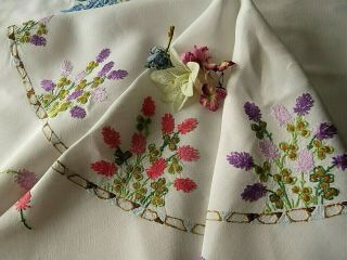 VINTAGE HAND EMBROIDERED TABLECLOTH - CIRCLE OF PINK & LILAC FLOWERS 3