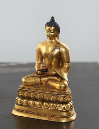 Antique Chinese Tibetan gilt bronze Buddha,  18th century,  Qing Dynasty, . 2