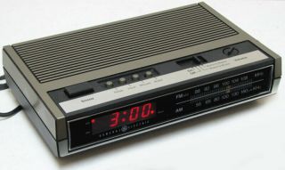 Vintage General Electric Ge 7 - 46270 Alarm Clock Am Fm Radio Alarm Volume Control