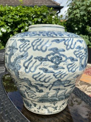 A large 15/16th century Ming dynasty Chinese crackle glazed blue and white jar 2