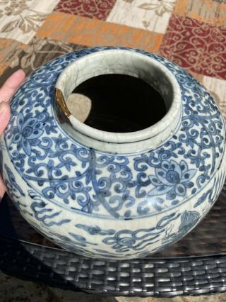 A large 15/16th century Ming dynasty Chinese crackle glazed blue and white jar 3