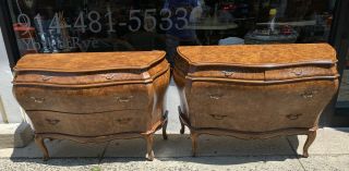 Fine Pair Antique Italian Burl Walnut Bombe 4 Drawer Commode Dresser Chests