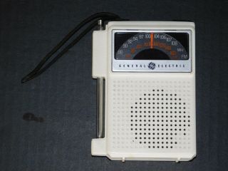 Vintage General Electric Ge Pt15 - C Portable Transistor Am Fm Radio Retro White