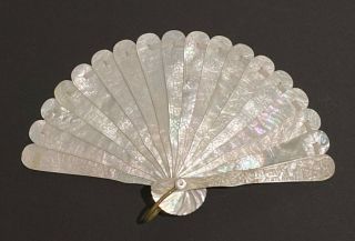 Rare Antique Chinese Hand Carved Mother Of Pearl Figural Scene Girl´s Brise Fan