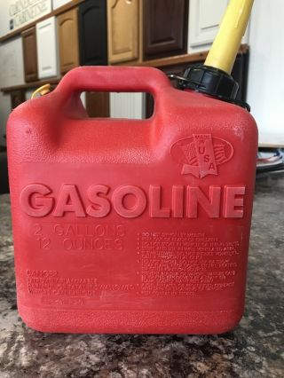 Vintage Red Plastic Chilton P20 Gas Can,  2 Gallons - 12 Ounces Made In USA Pre Ban 3
