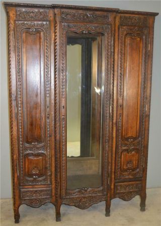18693 Heavily Oak Triple Door Wardrobe Cupboard