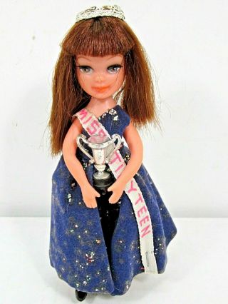 Vintage 1967 Uneeda Miss Tiny Teen Doll With Trophy Shoes & Stand 1960 