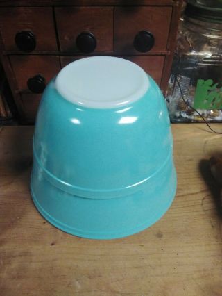 2 Vintage Pyrex Turquoise Blue Bowls 2 1/2 Qt & 1 1/2 Qt No Chips Or Cracks