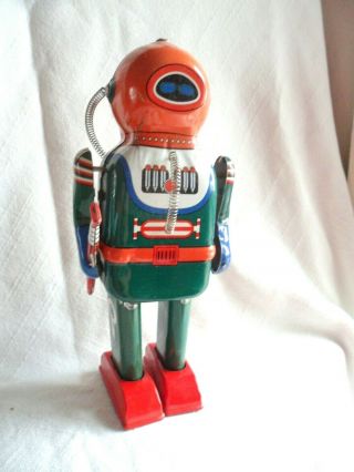 Vintage Tin Wind Up Made In China Spaceman Robot With Gun