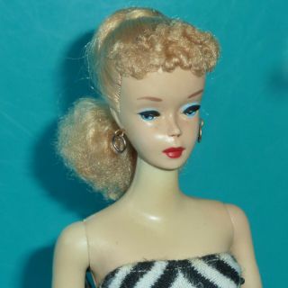 Orig Vintage 3 Ponytail Barbie W/ Rare Blue Eyeliner & T.  M.  Pedestal Stand