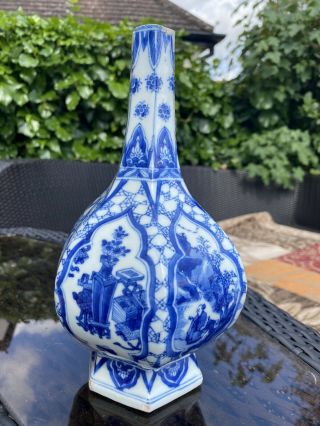 A rare 17th century KangXi period Chinese blue and white vase 3
