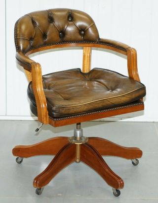 Stunning Chesterfield Admirals Court Captains Aged Brown Leather Cushioned Chair