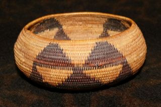 An Exceptional Fine Antique Pomo Native American Gift Basket 1 5/8 " H X 5 " D