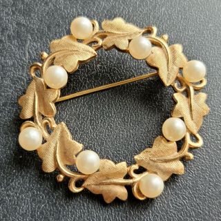 Signed Crown Trifari Vintage Pearl Leaf Circle Wreath Gold Tone Brooch Pin 61