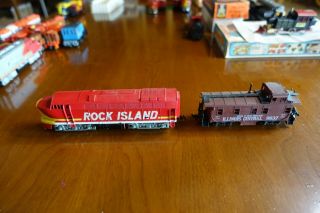 Vintage Ho Scale Tyco Rock Island Locomotive Engine W/ Roco Ic 9837 Caboose