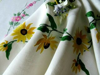 VINTAGE HAND EMBROIDERED LINEN TABLECLOTH=BEAUTIFUL SUNFLOWER CIRCLE 3