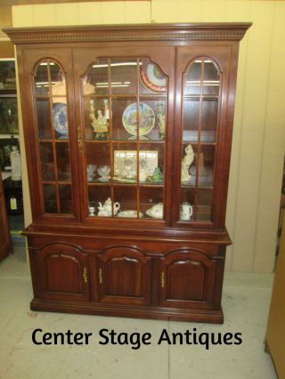 52608 Thomasville Collectors Cherry 2 Piece Breakfront China Cabinet Curio