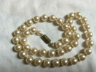 Vintage 1950s Cream Faux Pearl Necklace With Barrel Clasp Knotted Stringing 5