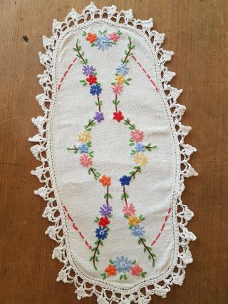 Stunning Circle Of Flowers Vintage Hand Embroidered Sandwich White Doily