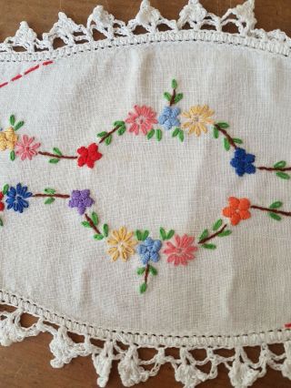 Stunning Circle of Flowers Vintage Hand Embroidered SANDWICH White Doily 2