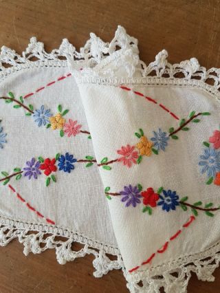 Stunning Circle of Flowers Vintage Hand Embroidered SANDWICH White Doily 3