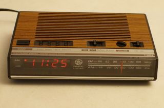 General Electric Model 7 - 4624b Ge Am/fm Digital Alarm Clock Radio
