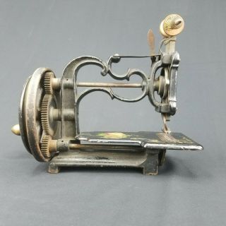 1860s England Raymond Type Hand Crank Chain Stitch Early Sewing Machine 2